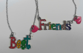 Best Friends hangers aan zilverkleurige kettingen