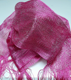 Sjaal roze met zilverdraad polyester.