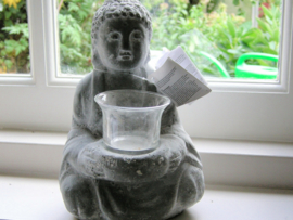 Bouddha in grijs beton met waxlichtbrander
