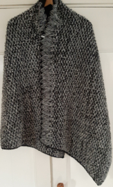 Zwart/ grijs/ wit sjaal met zwarte fleece achterkant .