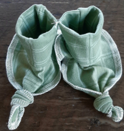 Trico baby slofjes groen en wit geruit handgemaakt