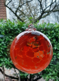 Hangende glazen bol mondgeblazen oranje/brons 10 cm doorsnee