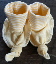 Tricot babyslofjes geel handgemaakt