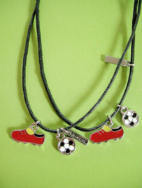 Best Friends voetbalschoen/bal hangers aan zwarte kettingen