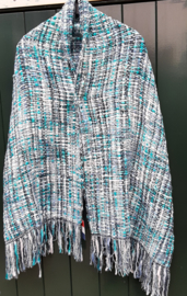 Grof geweven sjaal in turquoise/ wit en zwart. 20% wol en 80% acryl