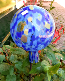 Mondgeblazen heksenbol blauw met goudkleur 15 cm