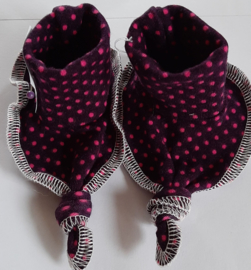Baby slofjes handgemaakt van trico paars met roze stip