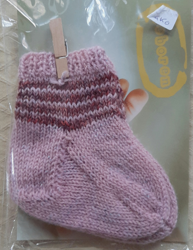 Roze baby sokjes met glinsterdraadje handgebreid