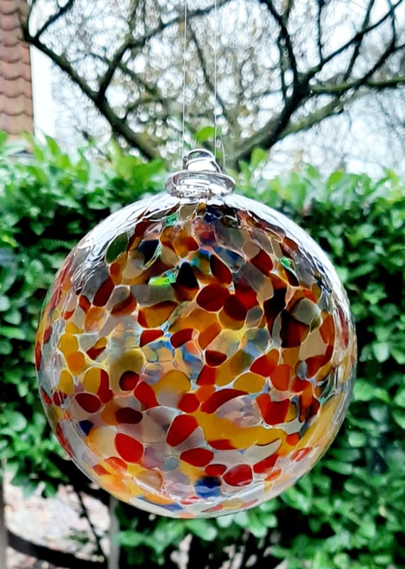 Mondgeblazen bol van glas 12 cm in vrolijke kleuren voor decoratie