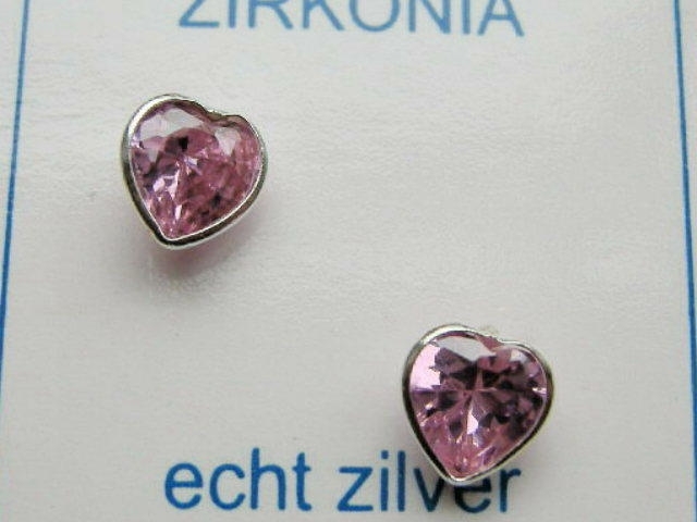Zilveren hartje oorknopjes met zirkonia steentje roze
