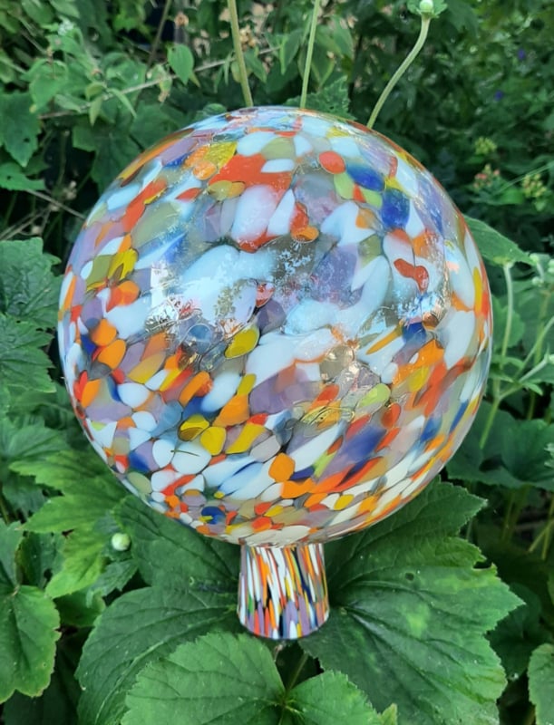 Mondgeblazen heksenbol van glas in vrolijke kleuren 20 cm doorsnee