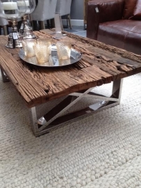 Railway sleeper salontafel met metalen kruis onderstel