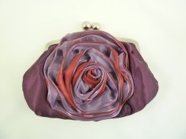 Zijden clutch met applicatie: Créme of Fuchsia