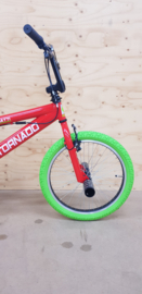 BMX Freestyle / Crossfiets BUGATTI TORNADO glans rood / groene banden