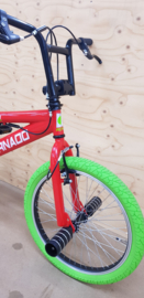 BMX Freestyle / Crossfiets BUGATTI TORNADO glans rood / groene banden