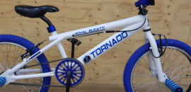 BMX Freestyle / Crossfiets BUGATTI TORNADO glans wit / blauwe banden