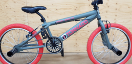 BMX Freestyle / Crossfiets BUGATTI TORNADO mat leger groen / rode banden