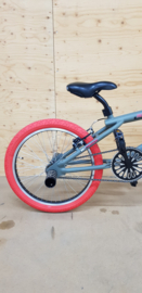 BMX Freestyle / Crossfiets BUGATTI TORNADO mat leger groen / rode banden