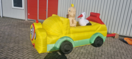 baby in auto met ooievaar