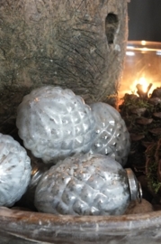 Zilveren kerstballen - Annie Sloan Country Grey en French Linen