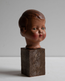 Oud kinderkopje op standaard