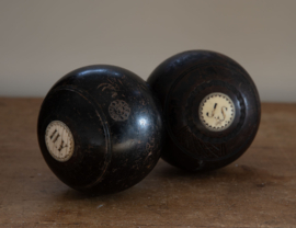 Oude Engelse bowlingballen met initialen