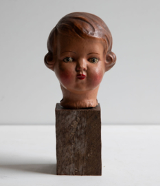 Oud kinderkopje op standaard