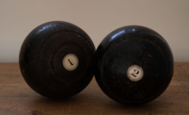 Oude Engelse bowlingballen met initialen