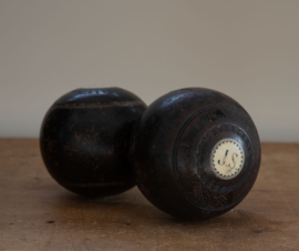 Oude Engelse bowlingballen met initialen
