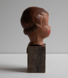 Oud kinderkopje op standaard