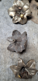 Metalen bloemen voor franse kandelaar