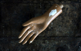 Oude paspop hand van gips