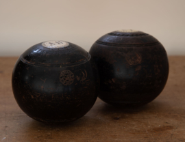 Oude Engelse bowlingballen met initialen
