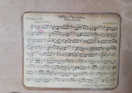 Oud muziekpapier op karton