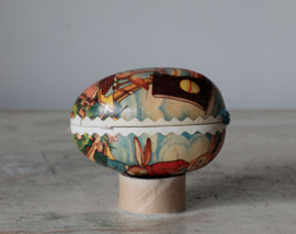 Oud karton/papiermache ei