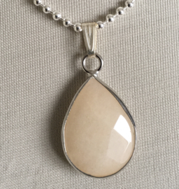 Jade (champagne) druppelhanger facet aan bolletjesketting (verzilverd)