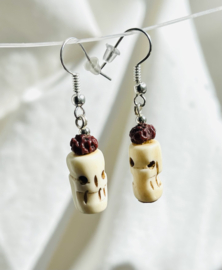 Feestoorbellen Haloween ‘scull’ 4,5cm, verzilverd, nikkelvrij