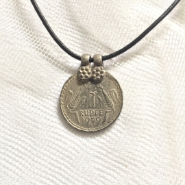 Amulet aan veter,  1 Rupee 1959, Geluksmunt