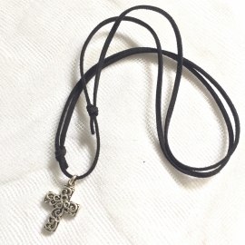 Amulet aan veter,  Kruis met krullen - oneindige knoop