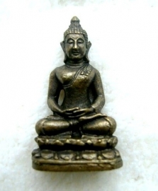 Reisboeddha, brons met knotje - 3,4cm brons