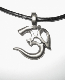 Ohm amulet, zilverkleur