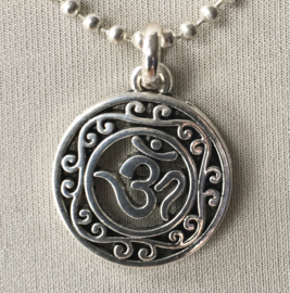 Ohm amulet aan bolletjesketting, verzilverd