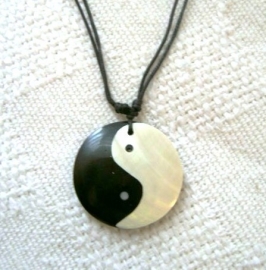 Yin Yang amulet - schelp inlay aan veter