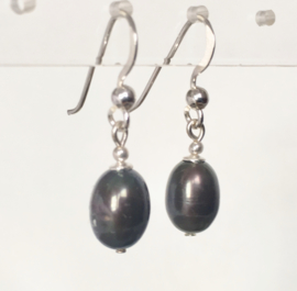 Parel oorbellen, echt zilver, echte black pearls ca. 1 cm groot