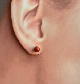 Koraal, rood oorknopjes, echt zilver en 6 mm edelsteen