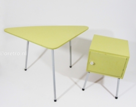 Tafel en nachtkastje geel