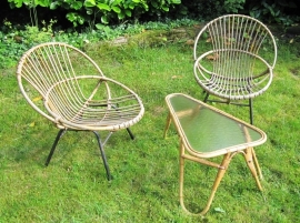 Rotan tafel en 2 stoelen