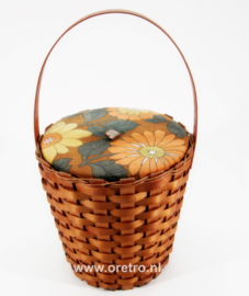 Naaimand hout en stof bloemen