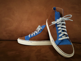 Leren sneakers die passen bij de blauw/bruine tassen