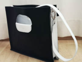 Zwart witte handtas met schouderband    VERKOCHT